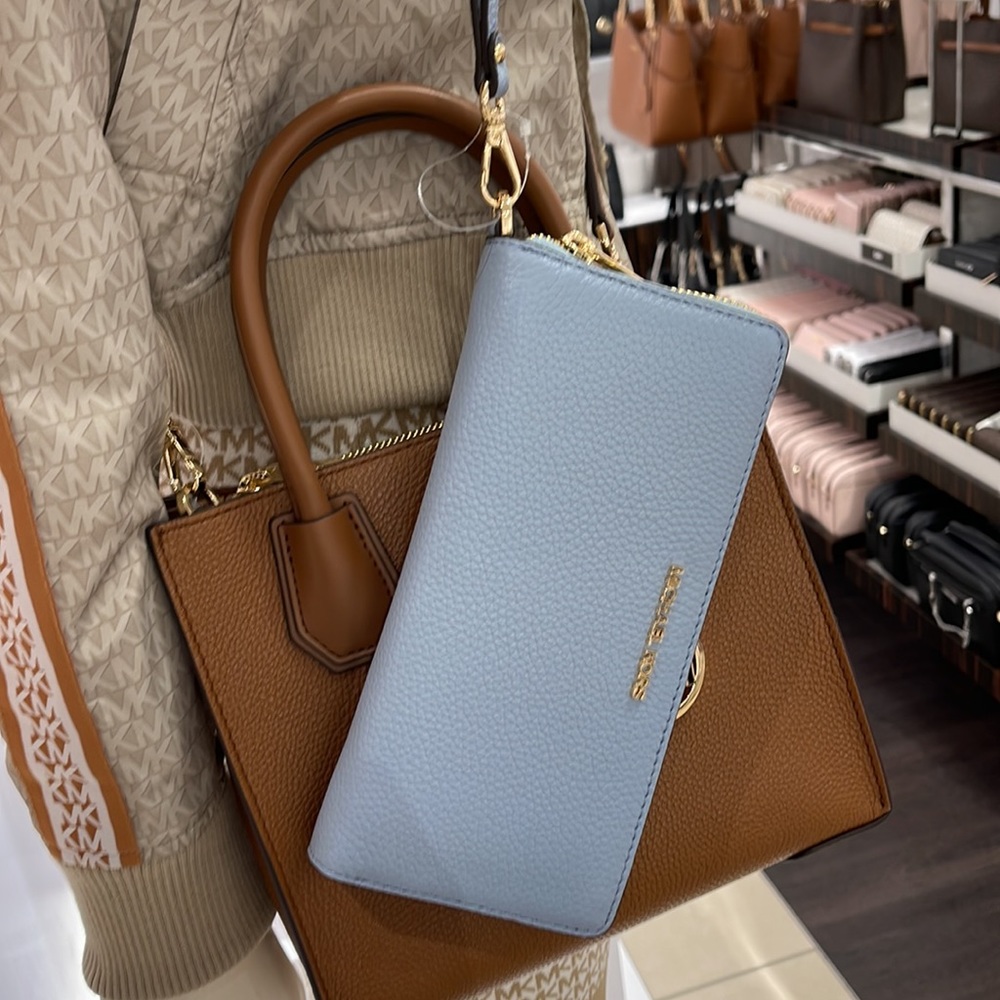 Michael Kors Jet Set Travel Large Travel CONTINENTAL 
Pale Blue - Picture 14 of 16